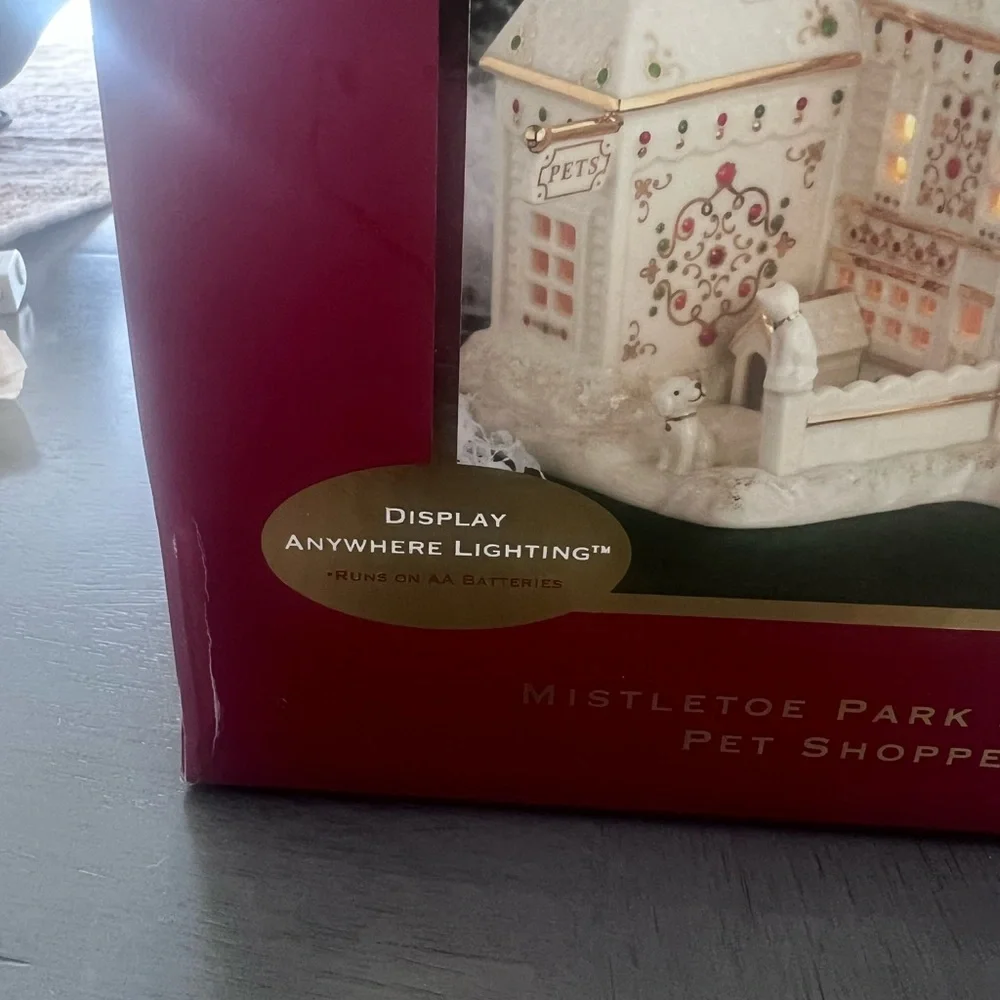 Lenox Mistletoe Park Pet shoppe Village - Picture 6 of 8